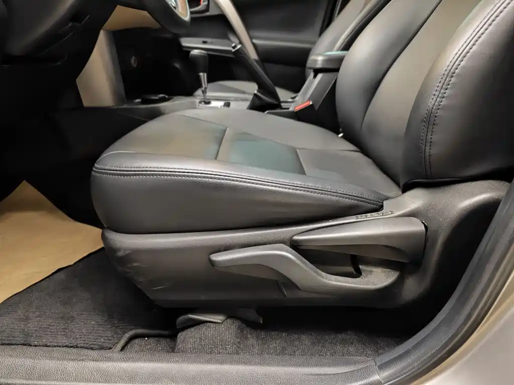 Toyota RAV4 2019 — фото 10