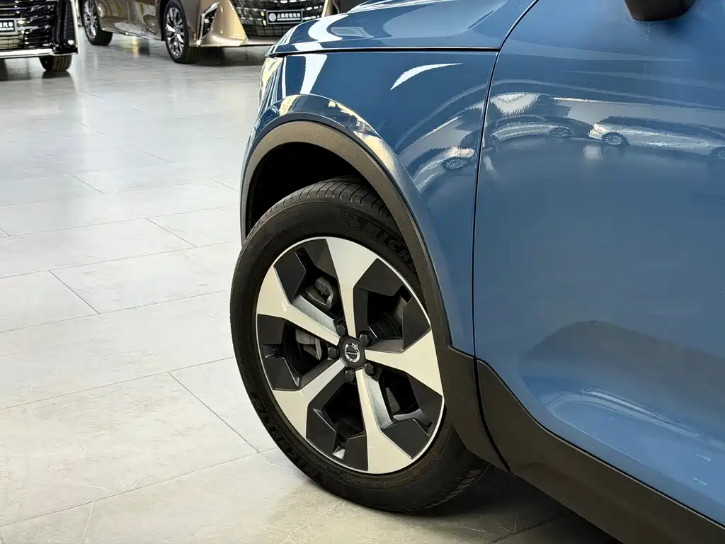 Volvo XC40 2023 — фото 20