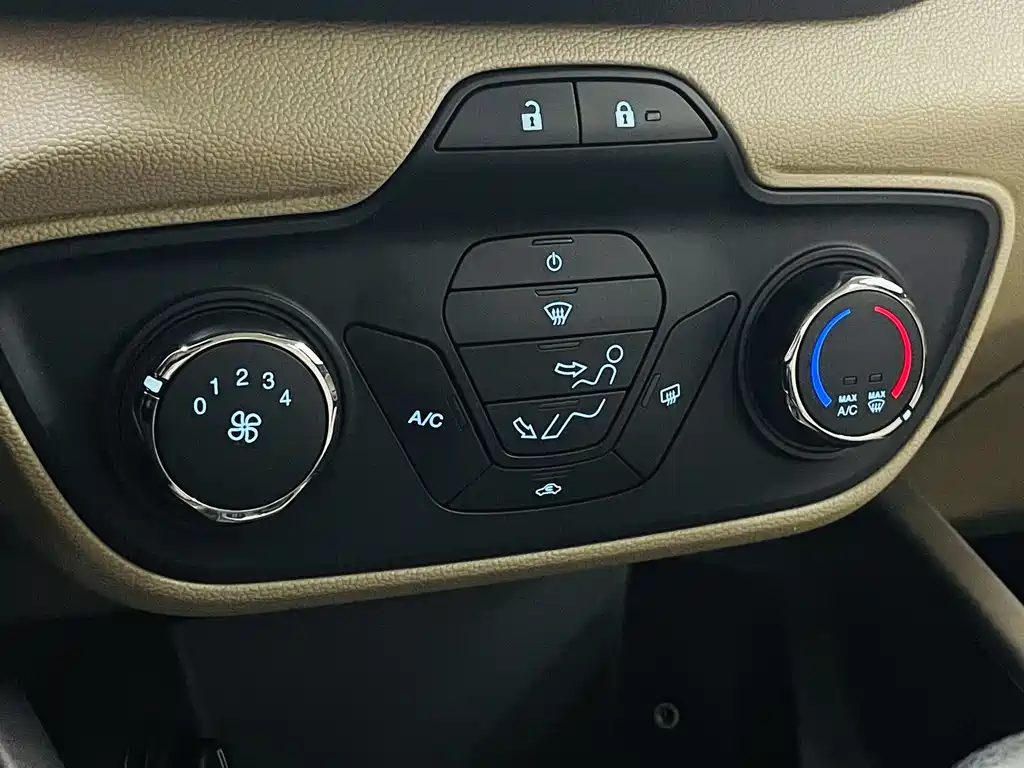 Ford Escort 2016 — фото 12