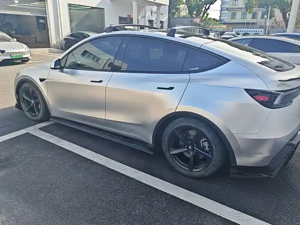 Tesla Model Y 2025