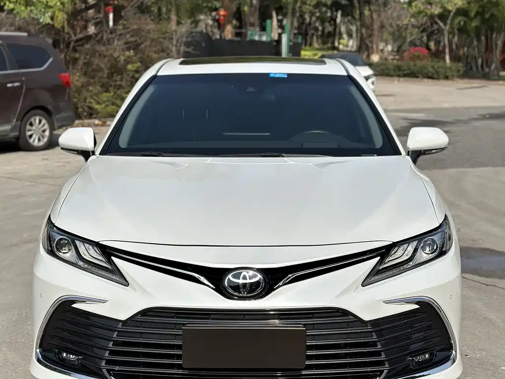 Toyota Camry 2023 — фото 2