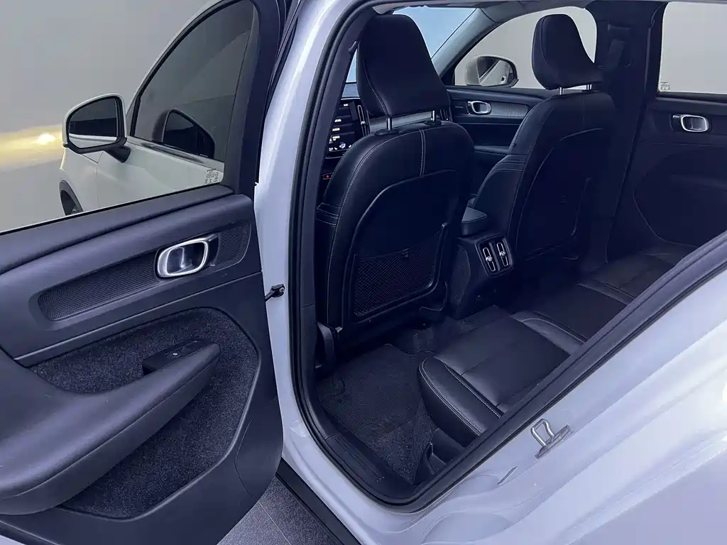 Volvo XC40 2020 — фото 14