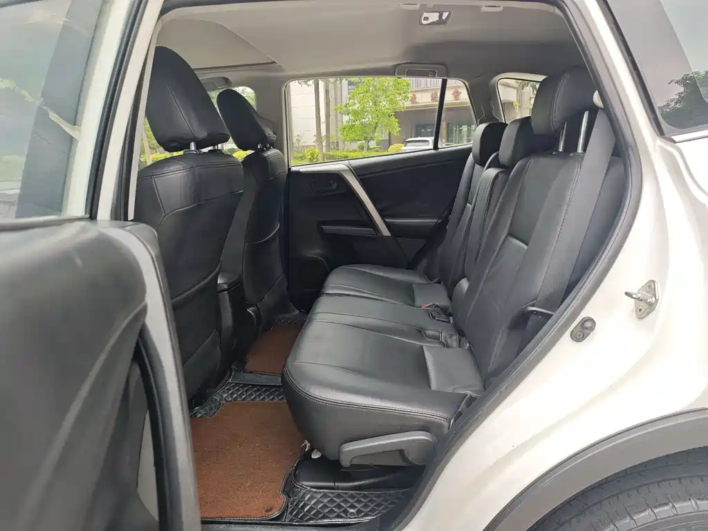 Toyota RAV4 2017 — фото 13