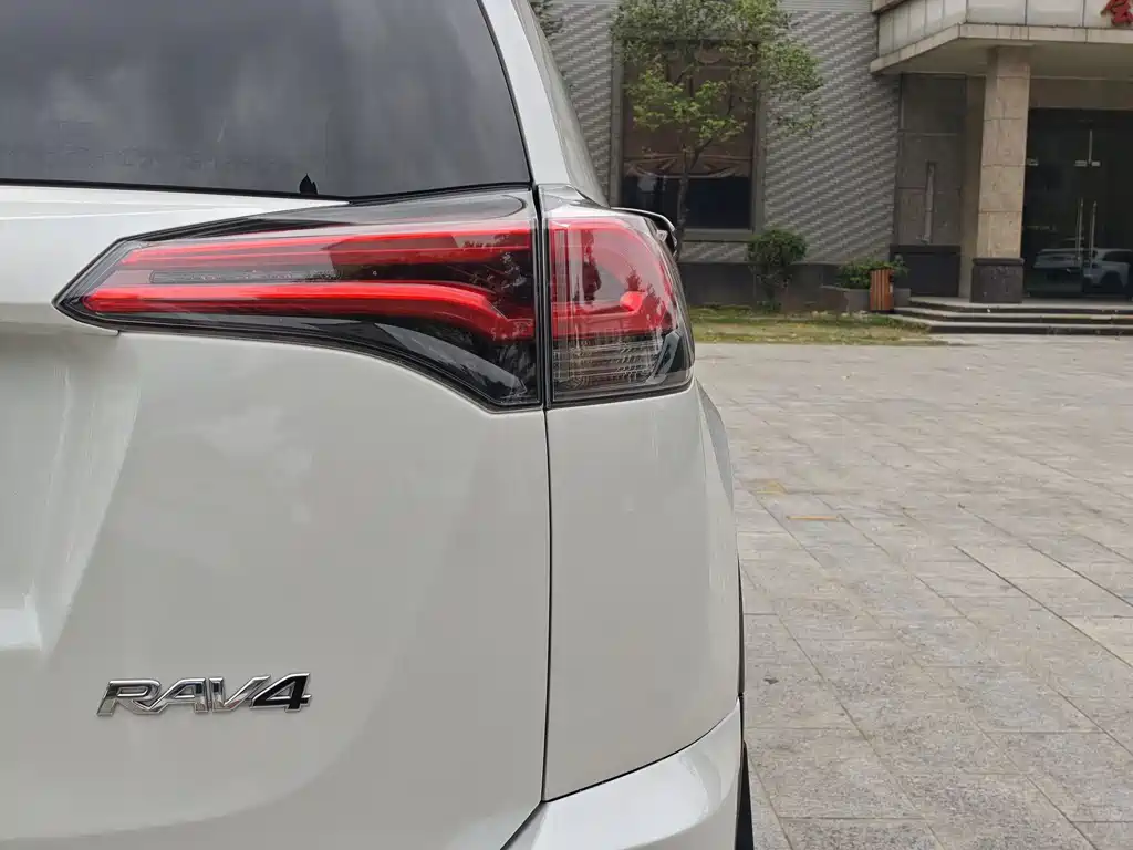 Toyota RAV4 2017 — фото 9