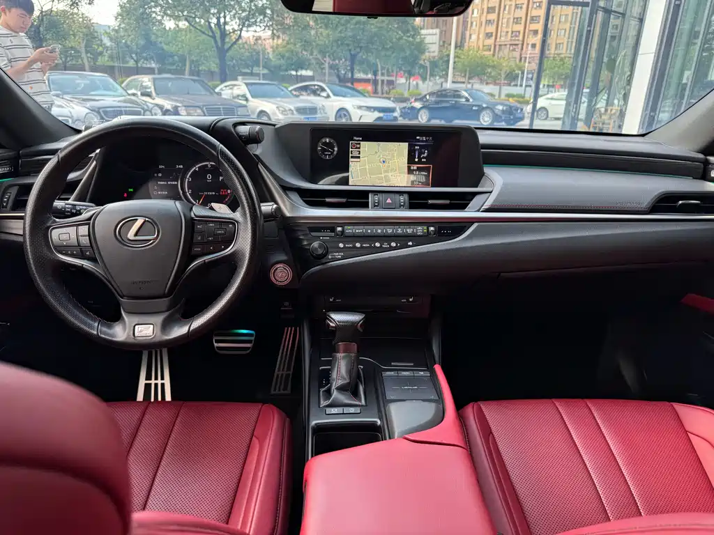 Lexus ES 2019 — фото 11