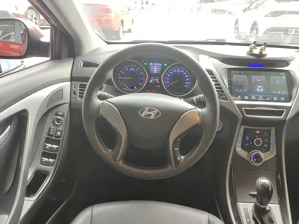 Hyundai Elantra 2015 — фото 11