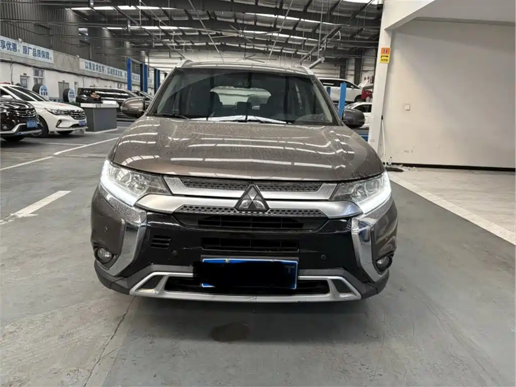 Mitsubishi Outlander 2019 — фото 2