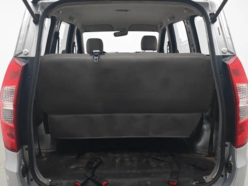 Wuling Hongguang 2015 — фото 16