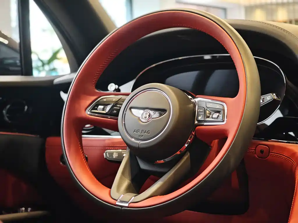 Bentley Bentayga — фото 15