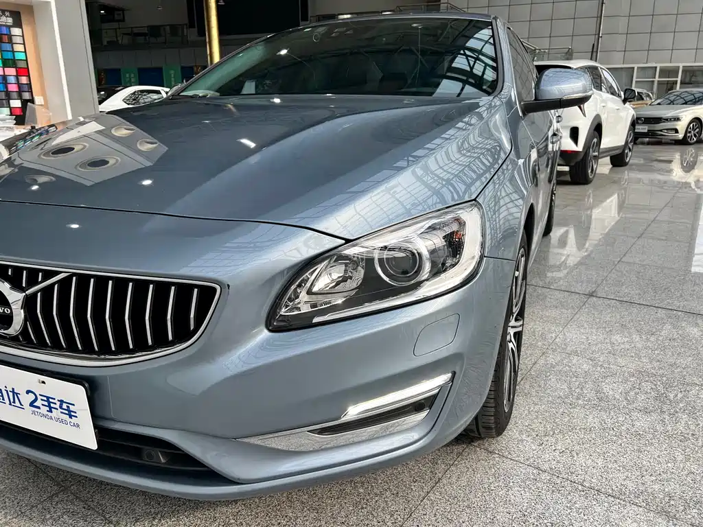 Volvo S60 2018 — фото 14