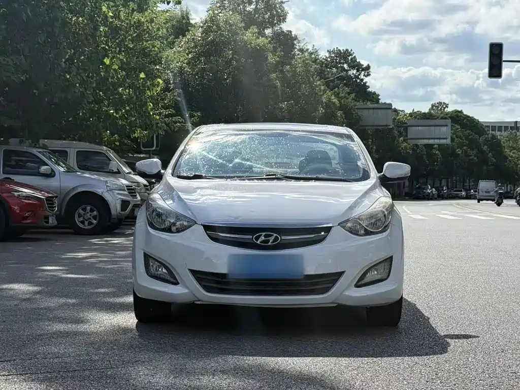 Hyundai Elantra 2015 — фото 25