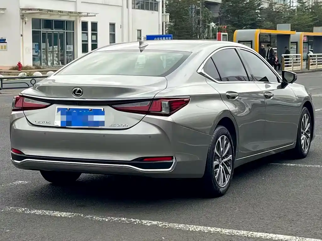 Lexus ES 2022 — фото 9