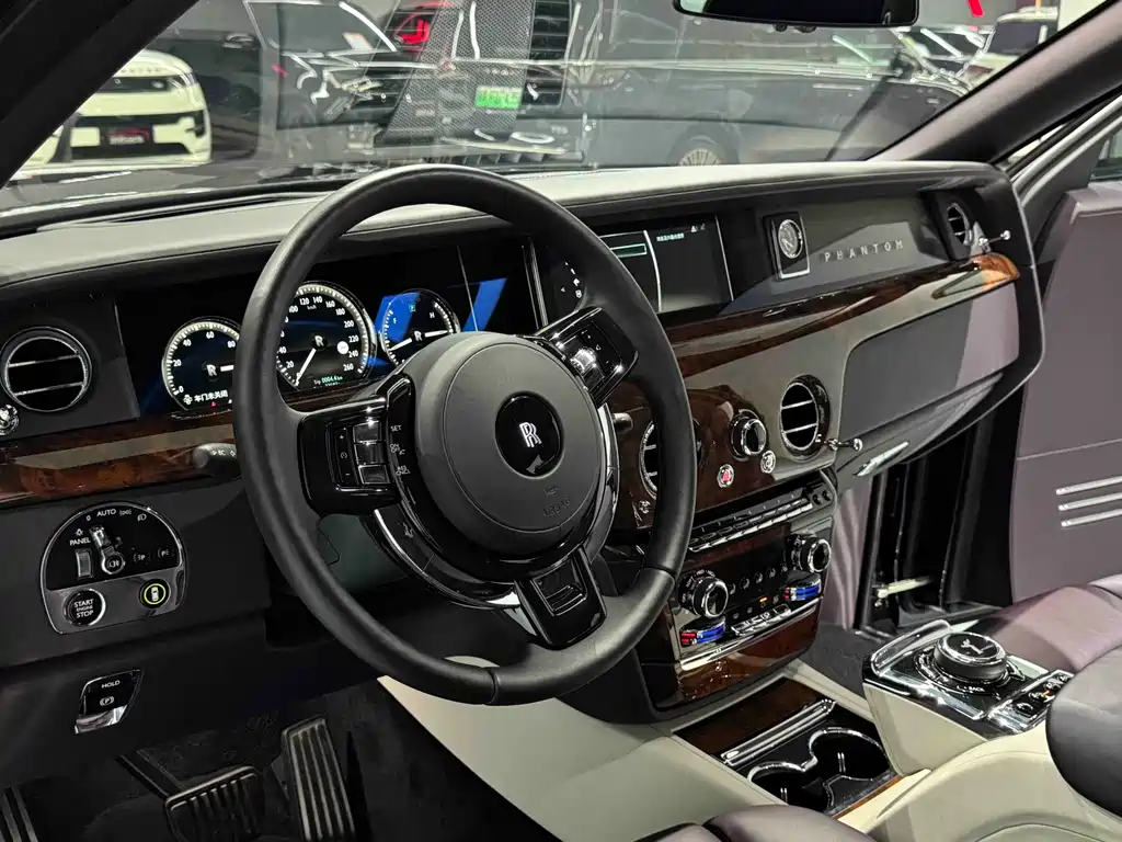 Rolls-Royce Phantom 2019 — фото 18