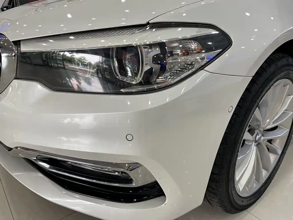 BMW 5 Series 2018 — фото 14