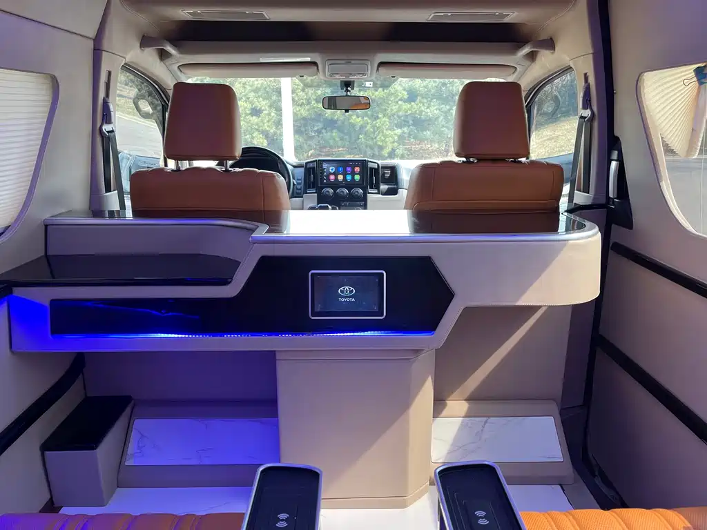 Toyota Hiace 2023 — фото 13