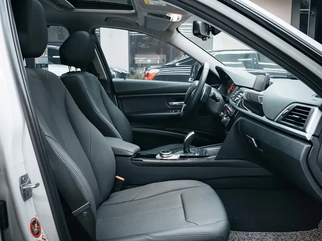 BMW 3 Series 2017 — фото 11