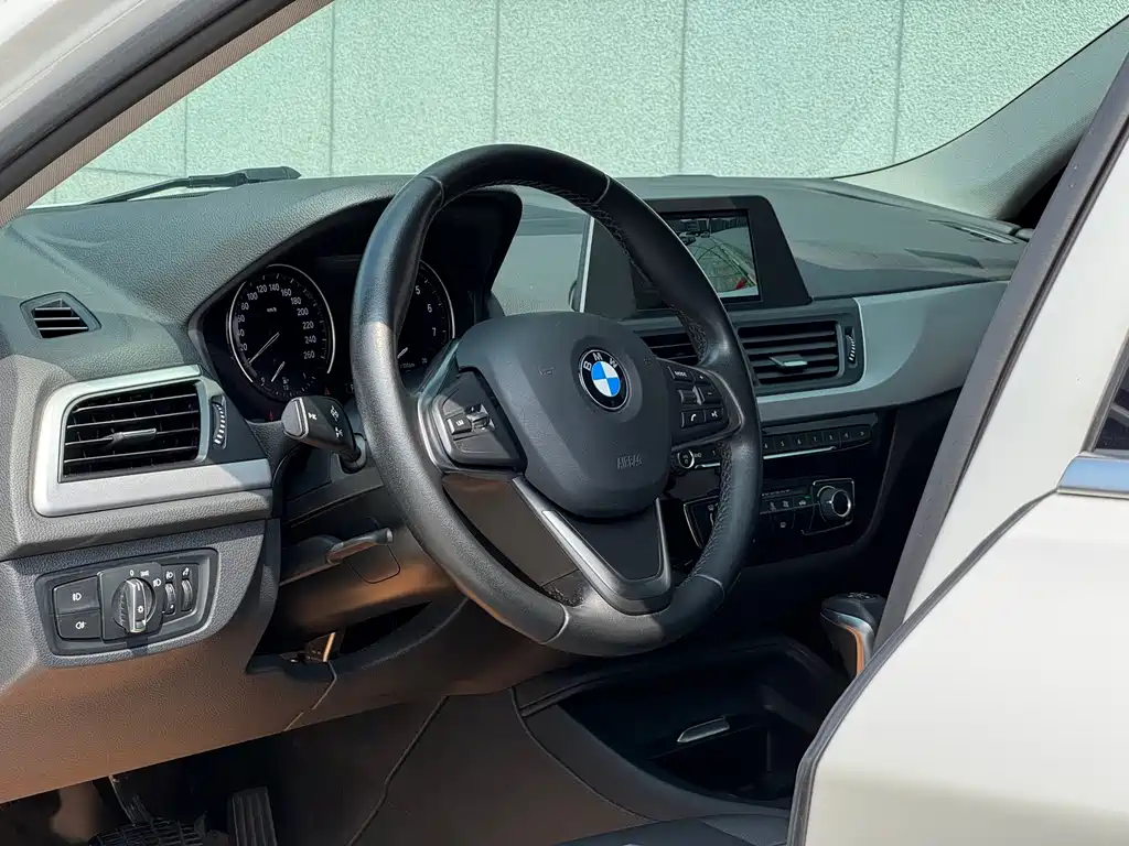BMW 1 Series 2018 — фото 12
