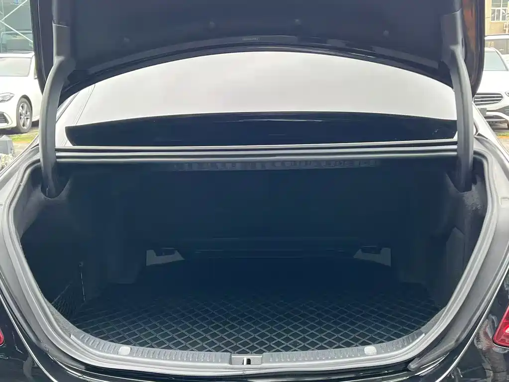 Mercedes-Benz E-Class 2018 — фото 11