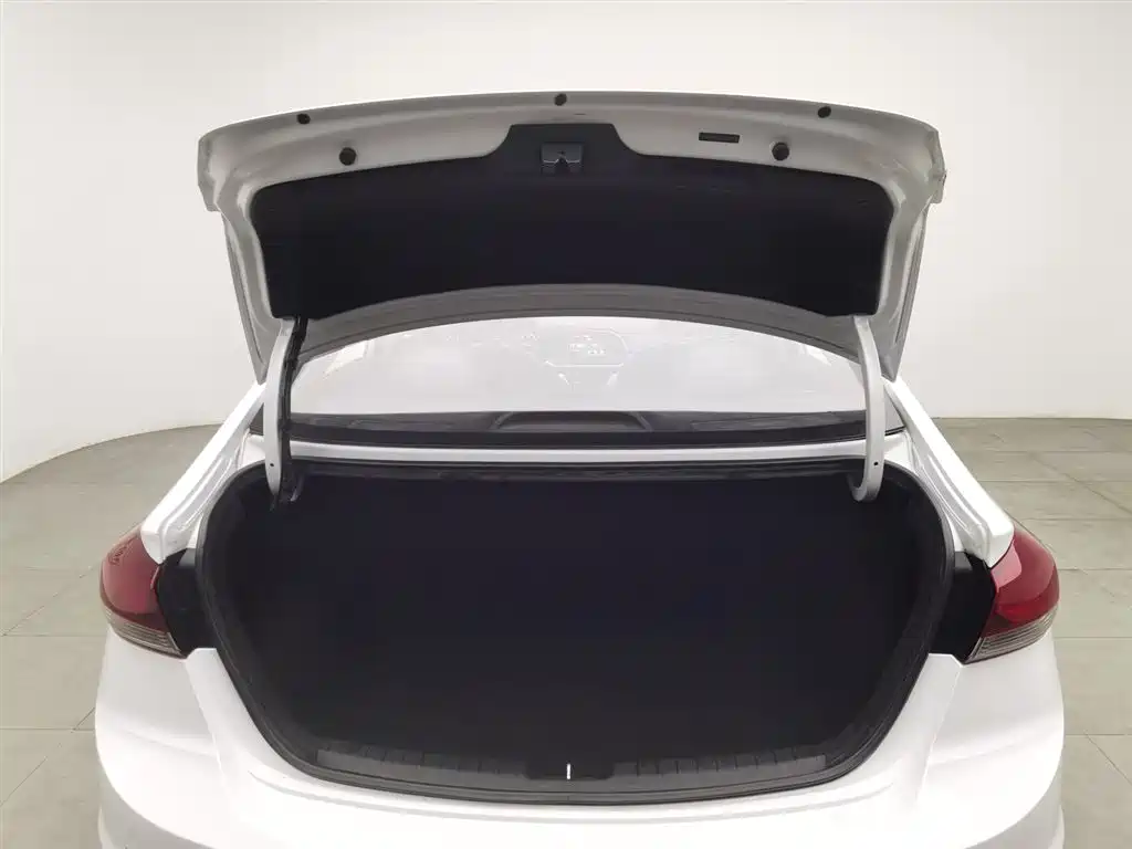 Hyundai Elantra 2018 — фото 16