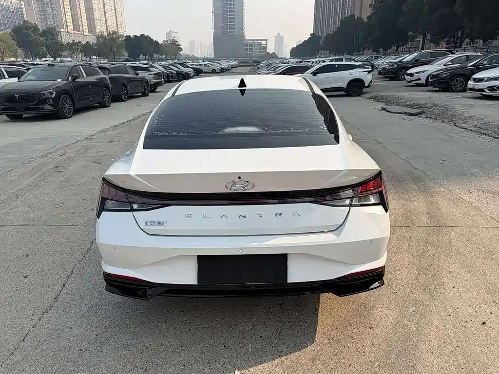 Hyundai Elantra 2023 — фото 10