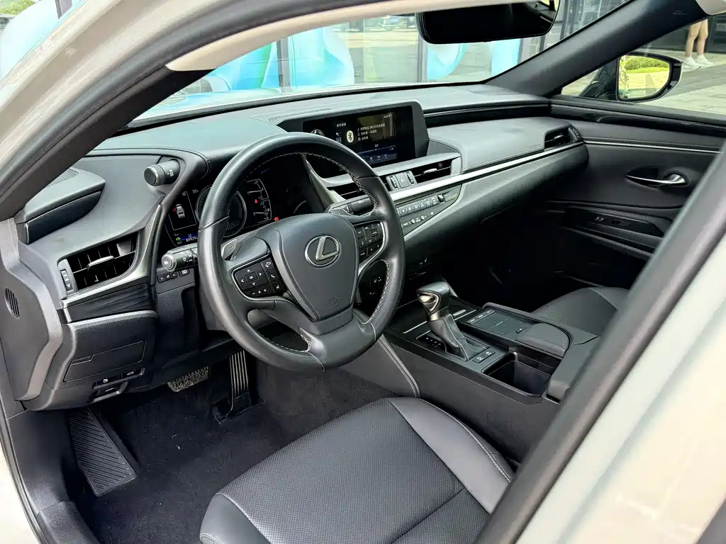 Lexus ES 2020 — фото 15