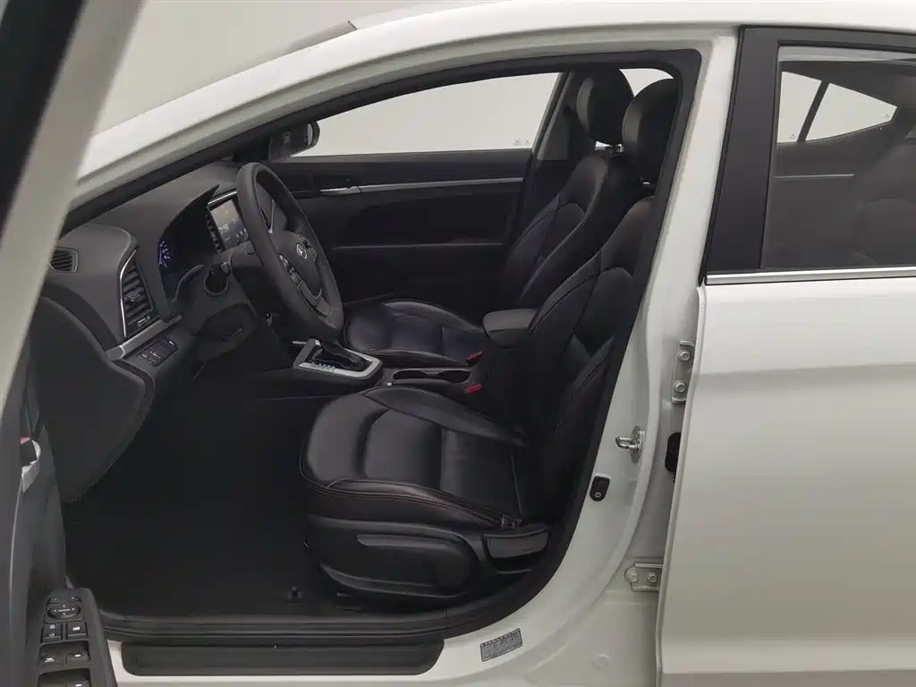 Hyundai Elantra 2018 — фото 10