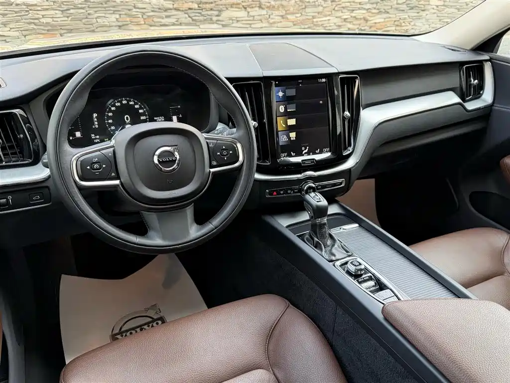 Volvo XC60 2019 — фото 10