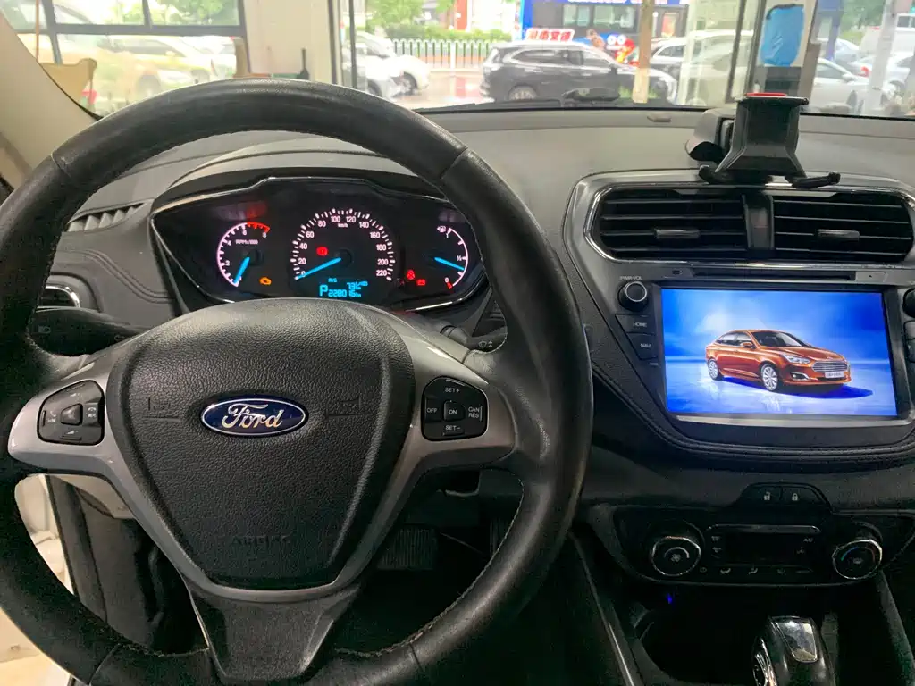 Ford Escort 2016 — фото 12