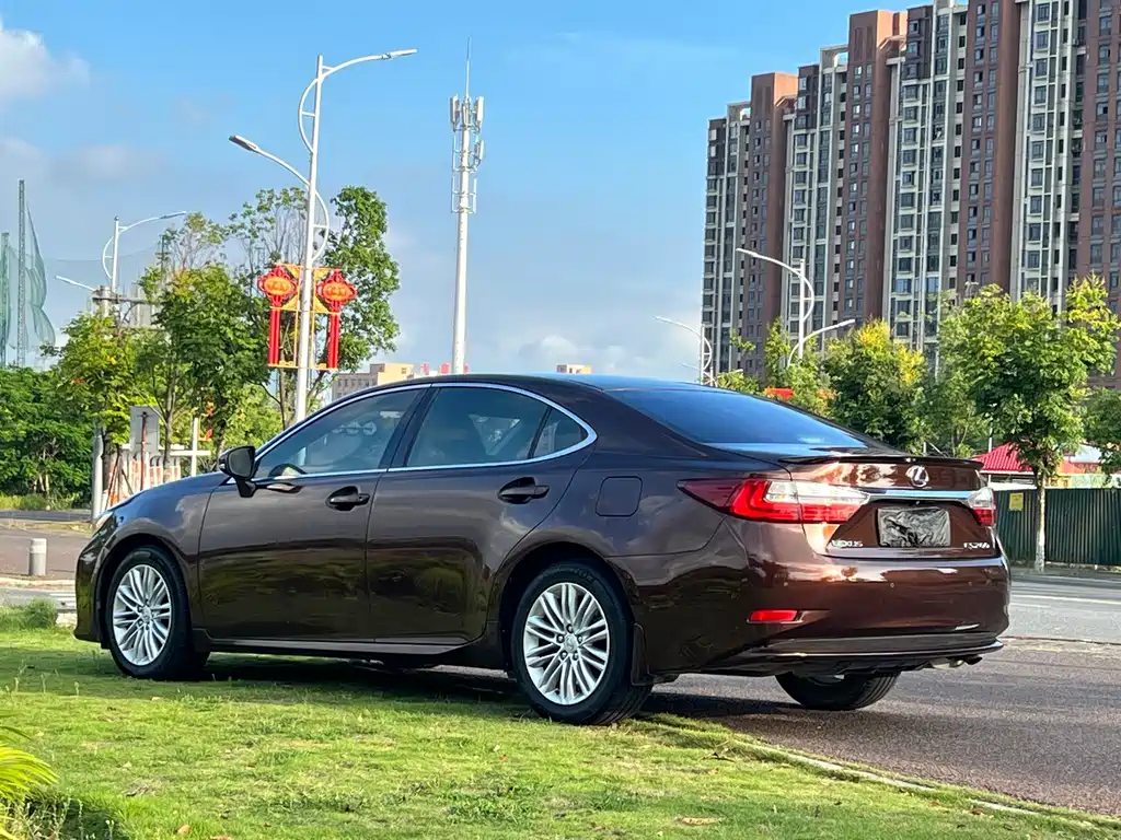 Lexus ES 2017 — фото 9