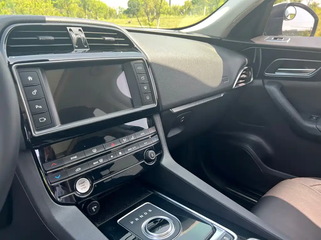 Jaguar F-PACE 2018 — фото 10