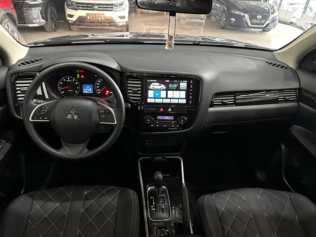 Mitsubishi Outlander 2022 — фото 12