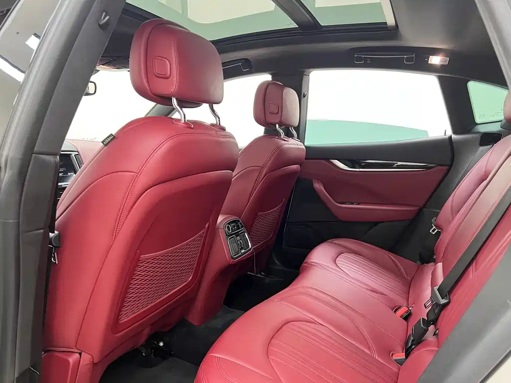 Maserati Levante 2017 — фото 15
