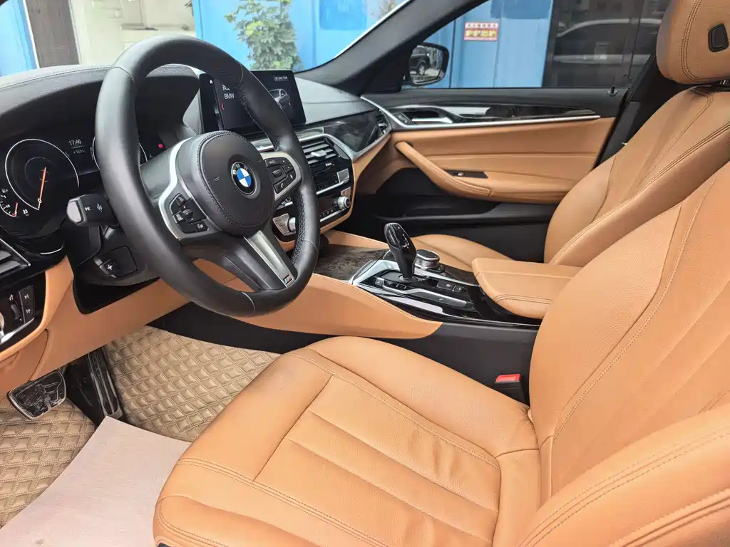 BMW 5 Series 2019 — фото 12
