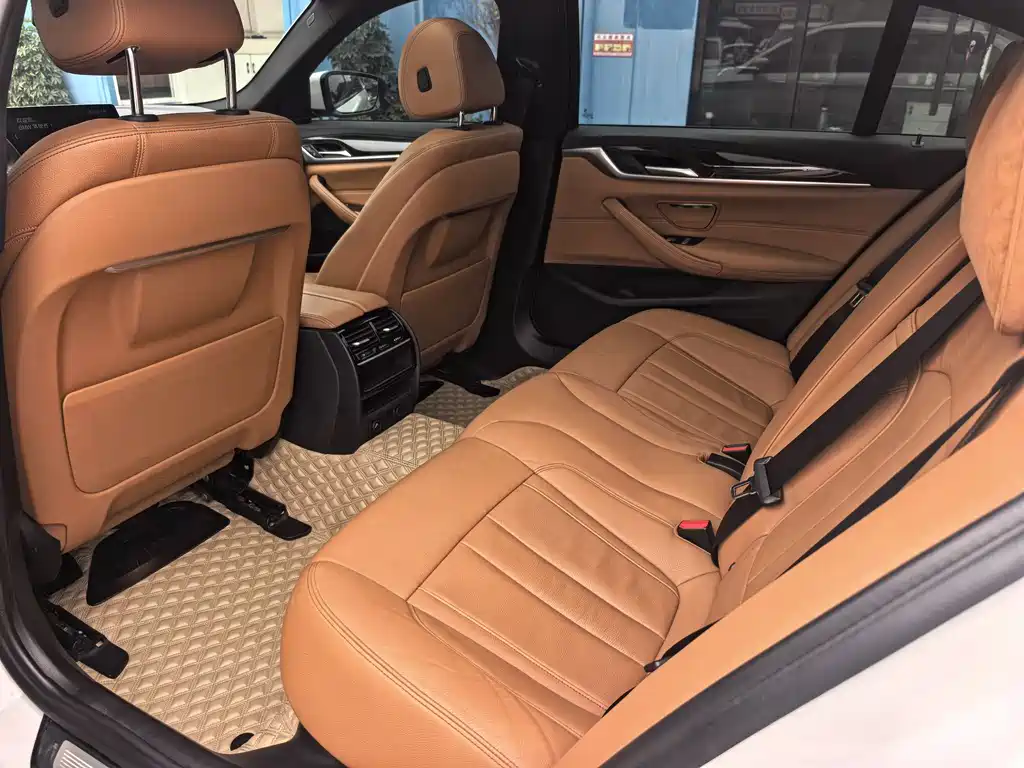 BMW 5 Series 2019 — фото 13