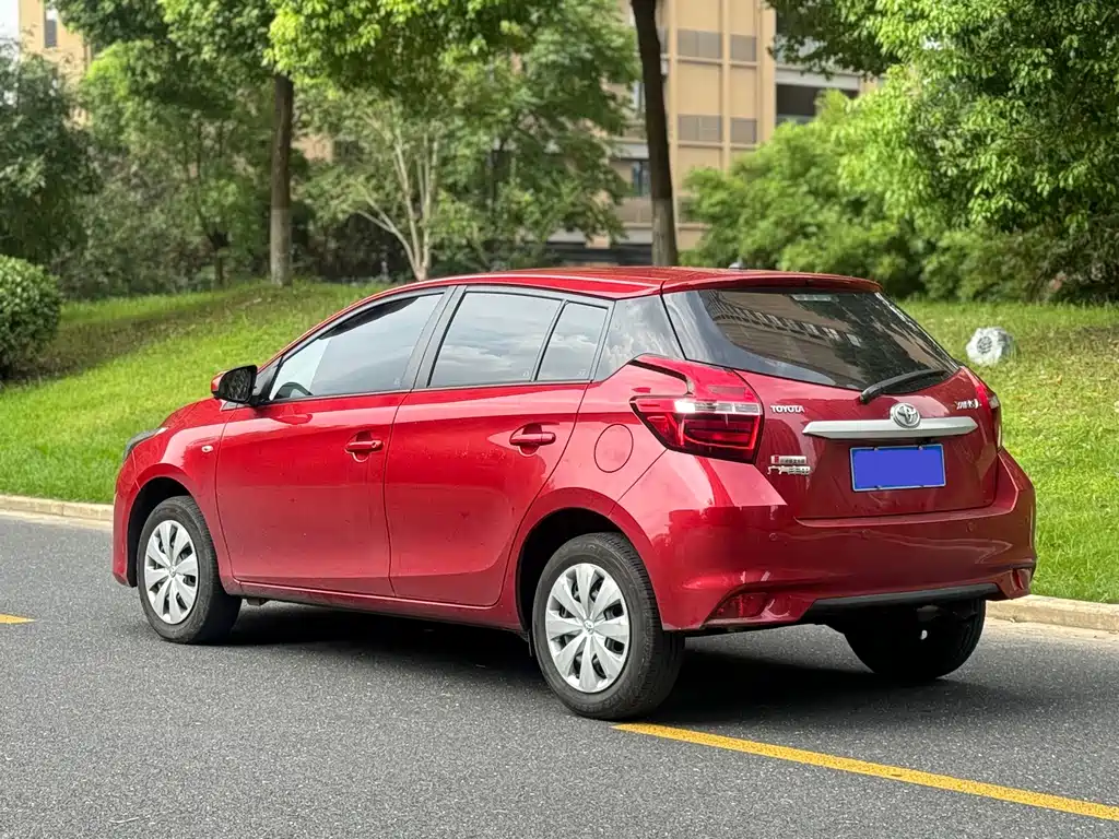 Toyota Yaris L 2022 — фото 16