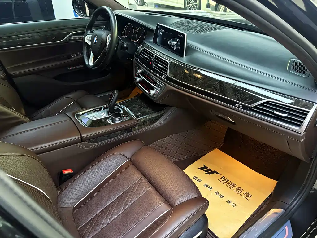 BMW 7 Series 2017 — фото 9