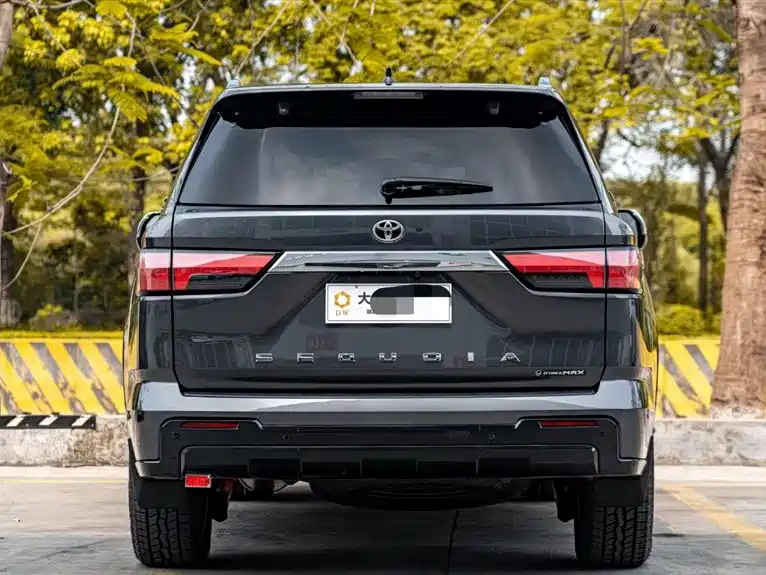 Toyota Sequoia — фото 4