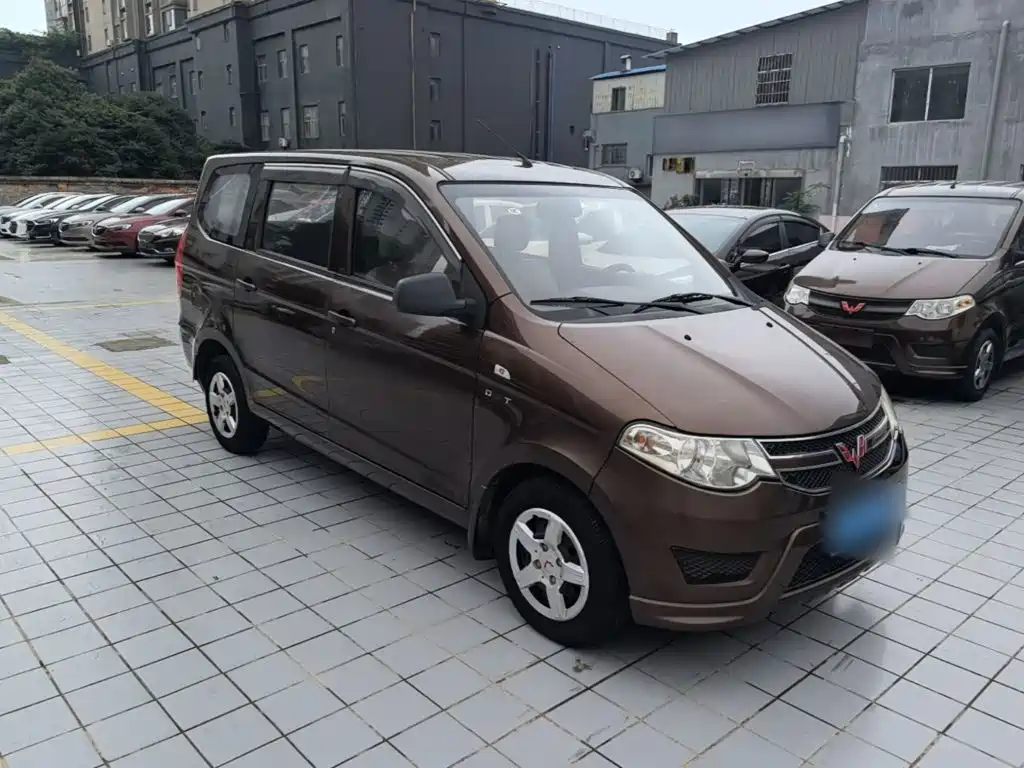 Wuling Hongguang 2015