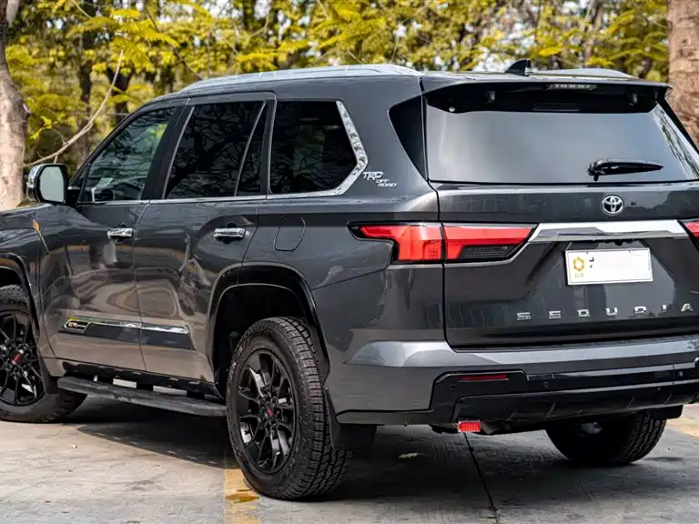 Toyota Sequoia — фото 6