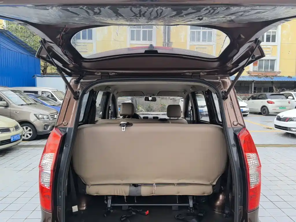 Wuling Hongguang 2015 — фото 19