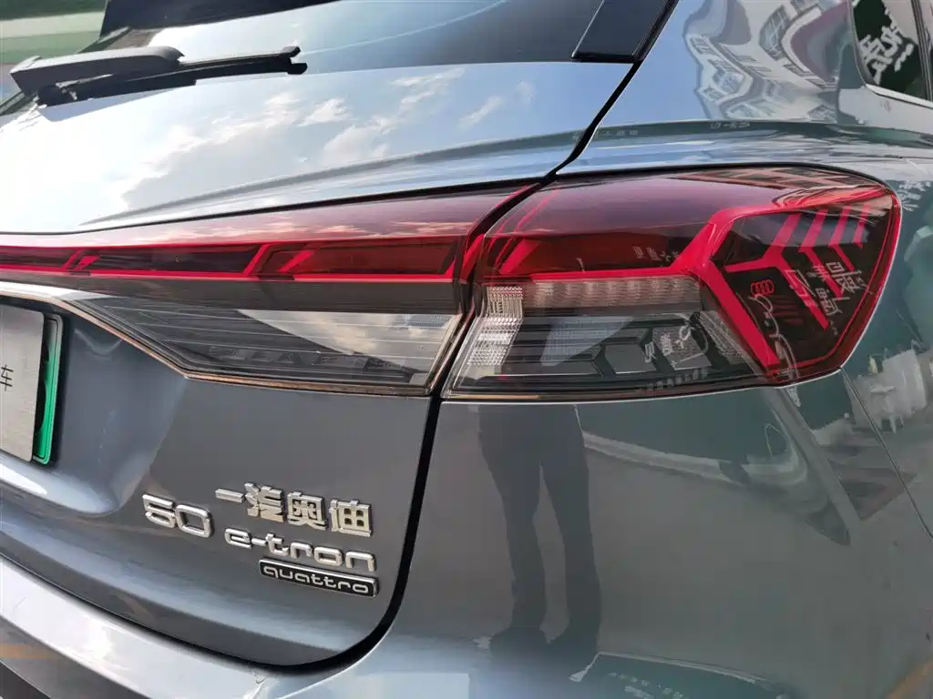 Audi Q4 e-tron 2023 — фото 27