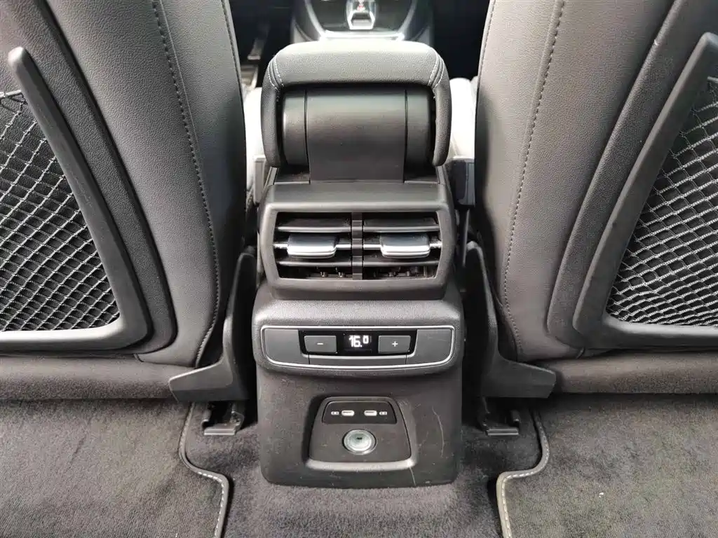 Audi Q4 e-tron 2023 — фото 23
