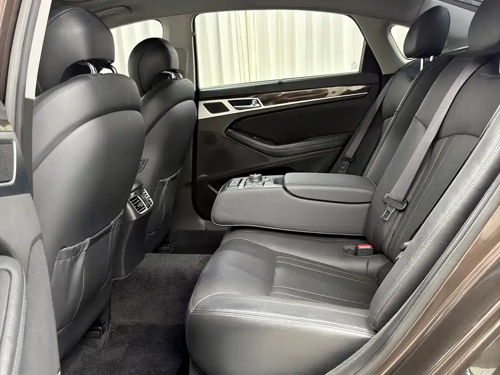 Hyundai Genesis 2016 — фото 18