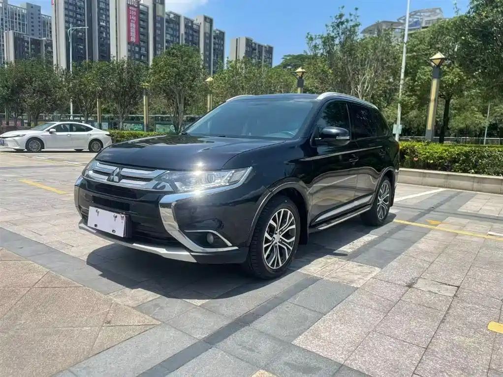 Mitsubishi Outlander 2017 — фото 1