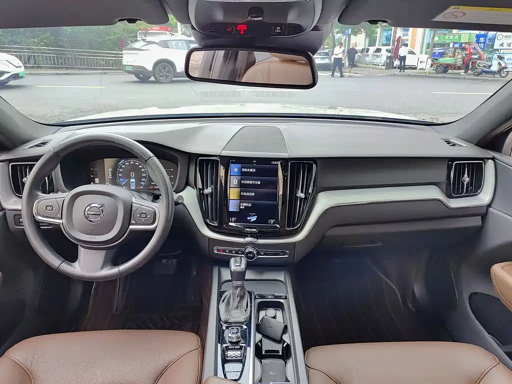Volvo XC60 2021 — фото 9