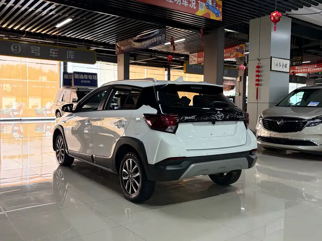 Toyota Yaris L 2023 — фото 11