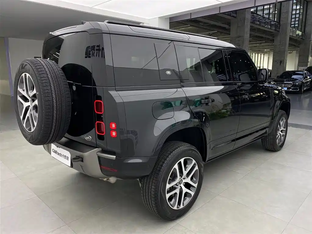 Land Rover Defender 2023 — фото 38
