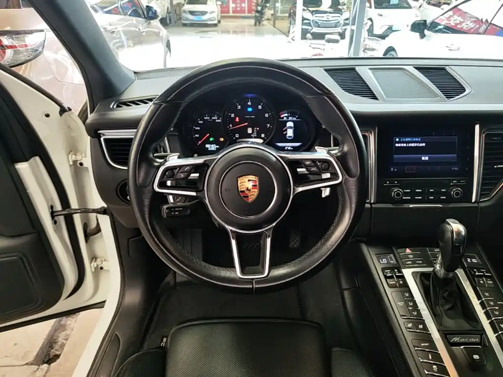 Porsche Macan 2017 — фото 11