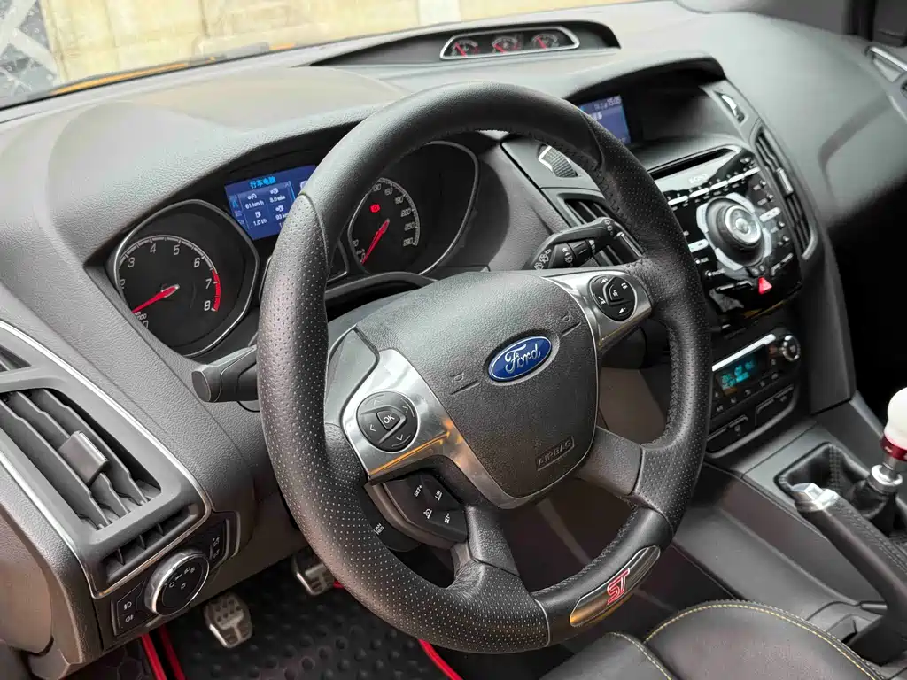 Ford Focus 2014 — фото 10