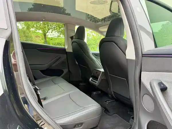 Tesla Model Y 2025
